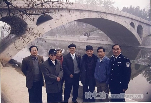 左起：冯火、陈广安、韩羽夫人、方成、韩羽、卞家华、刘景德.jpg